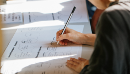 Person schreibt beim Workshop