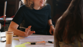 Person spricht beim Workshop