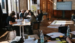 Teilnehmer*innen des Workshops beim Arbeiten