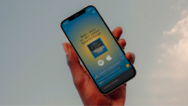 Smartphone mit Podcastcover 